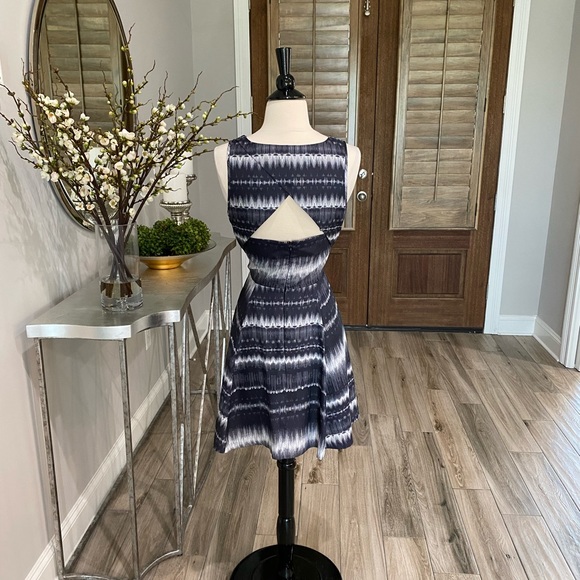 BB DAKOTA Sleeveless Peek-A-Boo Front and Back Blue/Gray and White Dress Size 4 - Picture 2 of 6